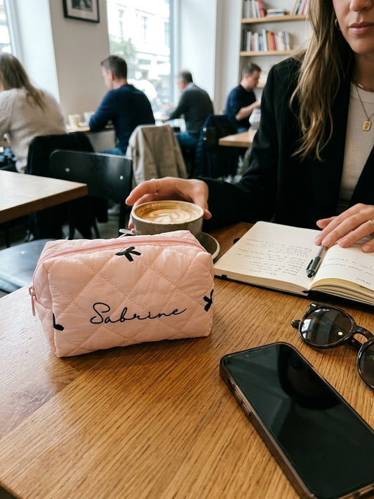 Trousse matelassée rose à nœuds noirs